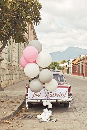 décoration voiture de mariage avec ballons